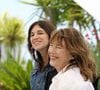 Jane Birkin (habillée en Celine), Charlotte Gainsbourg au photocall du film Jane par Charlotte (Cannes première) lors du 74ème festival international du film de Cannes le 8 juillet 2021
© Borde / Jacovides / Moreau / Bestimage