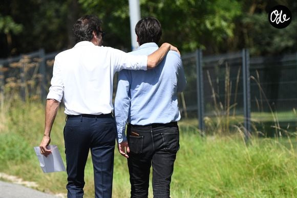 Anthony Delon et son demi-frère Alain-Fabien découvrent les hommages devant les grilles de la propriété de Douchy, quelques heures avant les obsèques de leur père, A.Delon, le 24 août 2024