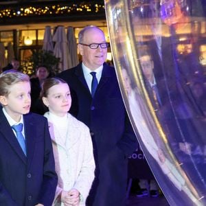 Le prince Albert II de Monaco, la princesse Charlene et leurs enfants la princesse Gabriella et le prince héréditaire Jacques lancent les illuminations de Noël en Principauté, depuis la place du Casino à Monaco, le 29 novembre 2025. La famille princière est accompagnée par Stéphane Valéri, le président délégué de la Société des Bains de Mer de Monaco, et le ministre d'Etat de la Principauté, Christophe Mirmand.

© Claudia Albuquerque/Bestimage