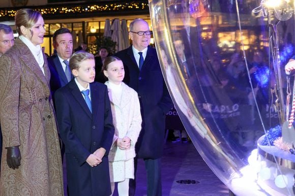 Le prince Albert II de Monaco, la princesse Charlene et leurs enfants la princesse Gabriella et le prince héréditaire Jacques lancent les illuminations de Noël en Principauté, depuis la place du Casino à Monaco, le 29 novembre 2025. La famille princière est accompagnée par Stéphane Valéri, le président délégué de la Société des Bains de Mer de Monaco, et le ministre d'Etat de la Principauté, Christophe Mirmand.

© Claudia Albuquerque/Bestimage