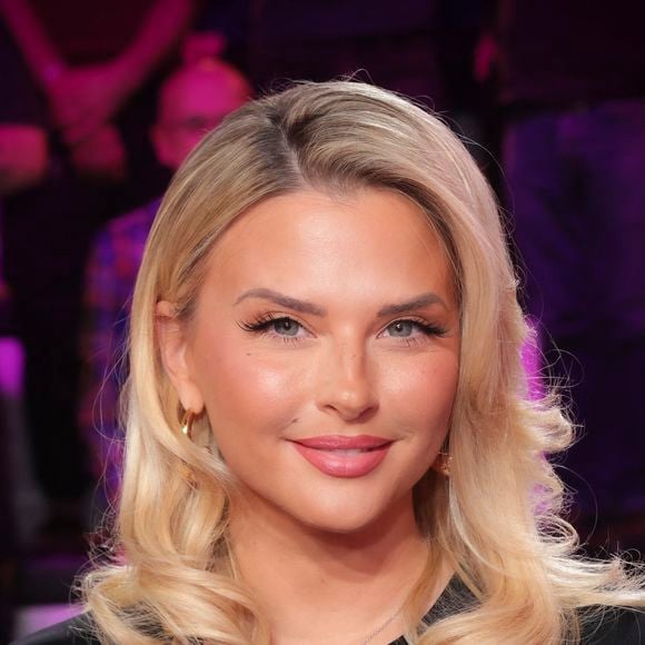 Exclusif - Kelly Vedovelli sur le plateau de l'émission "Touche pas à mon poste" (TPMP) diffusée en direct sur C8 le 17 décembre 2024.

© Jack Tribeca / Bestimage