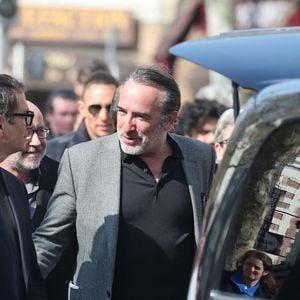 James Huth, réalisateur du film "Brice de Nice", Jean Dujardin - Sorties des obsèques de Bruno Salomone en l'église Sainte-Anne de Polangis de Joinville-le-Pont (Val-de-Marne) le 23 mars 2026. © Cyril Moreau - Dominique Jacovides / Bestimage
