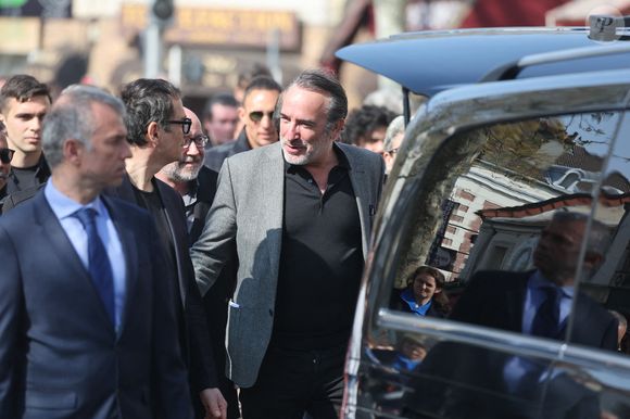 James Huth, réalisateur du film "Brice de Nice", Jean Dujardin - Sorties des obsèques de Bruno Salomone en l'église Sainte-Anne de Polangis de Joinville-le-Pont (Val-de-Marne) le 23 mars 2026. © Cyril Moreau - Dominique Jacovides / Bestimage