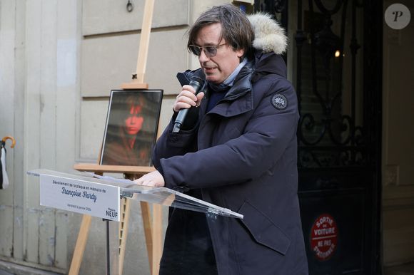 Thomas Dutronc - Dévoilement d'une plaque commémorative en hommage à Françoise Hardy (veille de ce qui aurait été le 82ème anniversaire) apposée sur la façade du 24 rue d'Aumale à Paris, France, le 16 janvier 2026, où la chanteuse a vécu son enfance et son adolescence jusqu'à ses premiers succès. En présence des élèves du département théâtre et jazz du Conservatoire municipal Nadia et Lili Boulanger. © Coadic Guirec/Bestimage