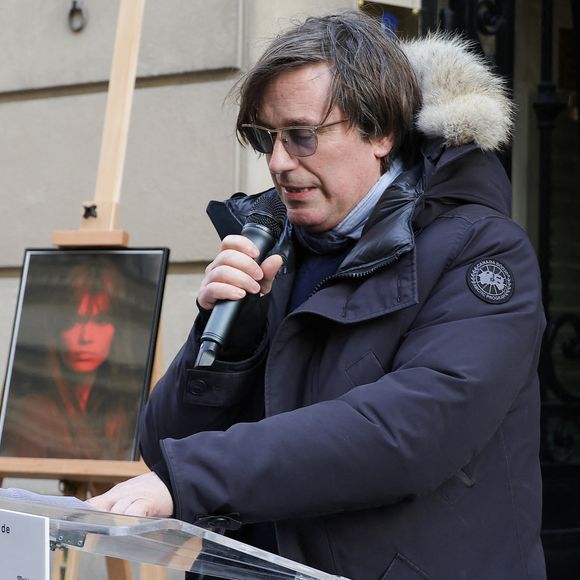 Thomas Dutronc - Dévoilement d'une plaque commémorative en hommage à Françoise Hardy (veille de ce qui aurait été le 82ème anniversaire) apposée sur la façade du 24 rue d'Aumale à Paris, France, le 16 janvier 2026, où la chanteuse a vécu son enfance et son adolescence jusqu'à ses premiers succès. En présence des élèves du département théâtre et jazz du Conservatoire municipal Nadia et Lili Boulanger. © Coadic Guirec/Bestimage