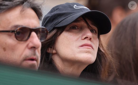Charlotte Gainsbourg, son compagnon Yvan Attal dans les tribunes lors des Internationaux de France de Tennis de Roland Garros 2022. Paris, le 5 juin 2022. © Dominique Jacovides/Bestimage