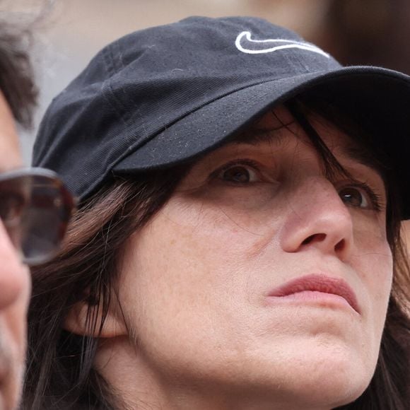 Charlotte Gainsbourg, son compagnon Yvan Attal dans les tribunes lors des Internationaux de France de Tennis de Roland Garros 2022. Paris, le 5 juin 2022. © Dominique Jacovides/Bestimage