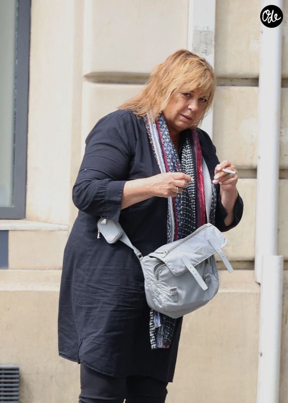 Michele Bernier à la sortie de l’émission de radio “Les Grosses Têtes” sur RTL à Neuilly-sur-Seine, France, le 24 août 2026, le jour du décès de Philippe Bouvard, créateur et animateur de l’émission durant 37 ans. © Bestimage