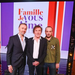 Alain Souchon et ses fils Pierre Souchon et Ours ( Charles Souchon ) en backstage de l'enregistrement de l'émission "Famille je vous aime" présentée par M.Drucker et qui sera diffusée le 29 décembre sur France 3, au studio Rive gauche, à Paris, France, le 2 décembre 2025. © Gaffiot-Perusseau/Bestimage