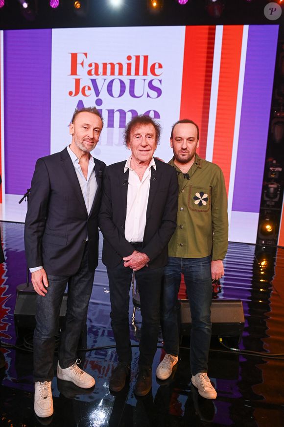 Alain Souchon et ses fils Pierre Souchon et Ours ( Charles Souchon ) en backstage de l'enregistrement de l'émission "Famille je vous aime" présentée par M.Drucker et qui sera diffusée le 29 décembre sur France 3, au studio Rive gauche, à Paris, France, le 2 décembre 2025. © Gaffiot-Perusseau/Bestimage