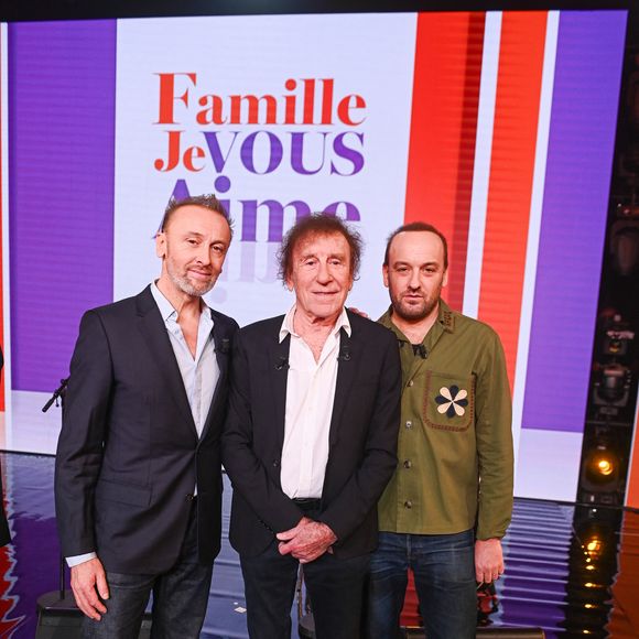 Alain Souchon et ses fils Pierre Souchon et Ours ( Charles Souchon ) en backstage de l'enregistrement de l'émission "Famille je vous aime" présentée par M.Drucker et qui sera diffusée le 29 décembre sur France 3, au studio Rive gauche, à Paris, France, le 2 décembre 2025. © Gaffiot-Perusseau/Bestimage