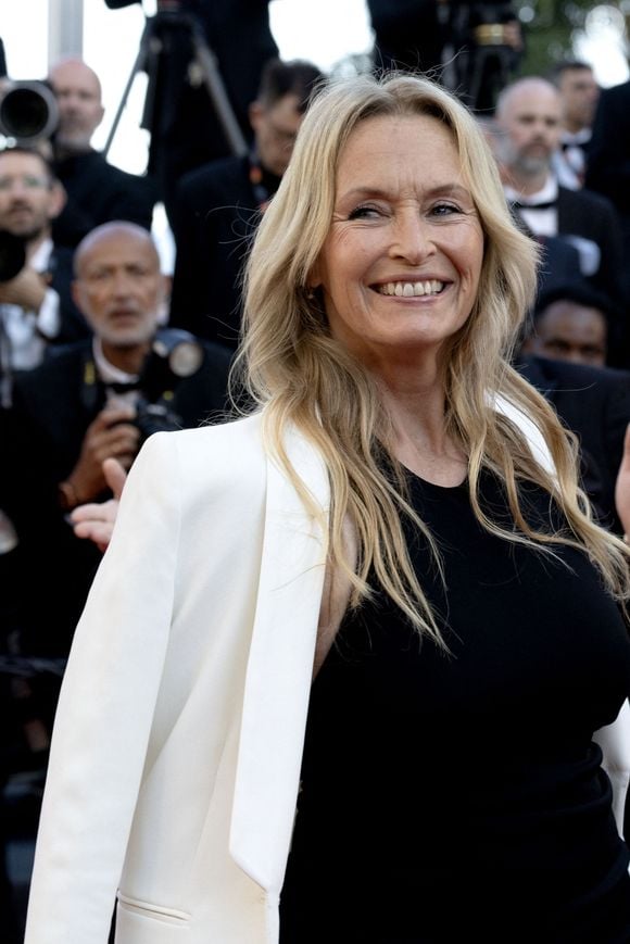 Estelle Lefébure - Montée des marches du film " Histoires de la nuit " lors du 79ème Festival International du Film de Cannes, le 22 mai 2026. © Olivier Borde / Bestimage