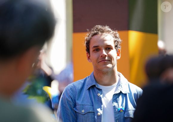 Théo Curin lors du dévoilement de la voiture "McLaren Racing x Sanofi pour la course pour vaincre la méningite" des 24h du Mans, à Paris, France, le 29 avril 2025. © Anne-Sophie Guebey/Bestimage