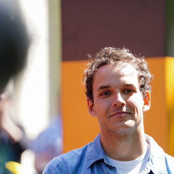 Théo Curin lors du dévoilement de la voiture "McLaren Racing x Sanofi pour la course pour vaincre la méningite" des 24h du Mans, à Paris, France, le 29 avril 2025. © Anne-Sophie Guebey/Bestimage