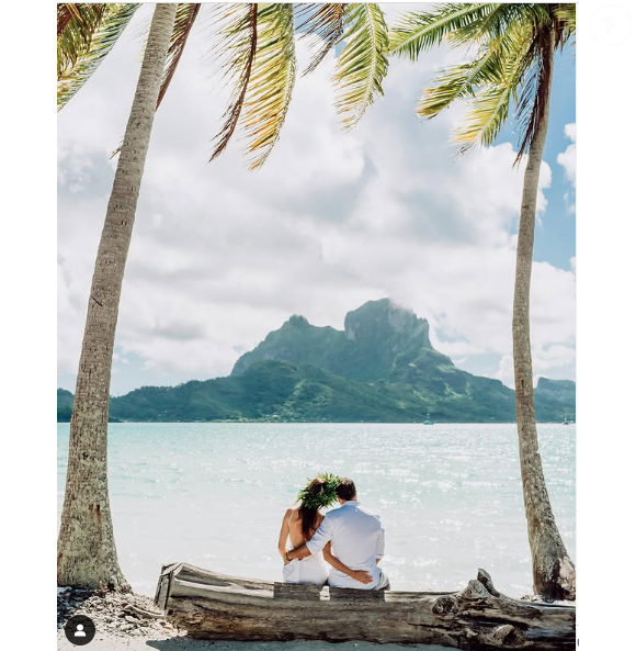 Sur un sublime cliché où les amoureux apparaissent de dos, enlacés et assis sur un tronc d'arbre face à la mer, on découvrait que le couple s'était dit "oui" dans un cadre paradisiaque. 

Mareva Galanter et Arthur, Instagram.