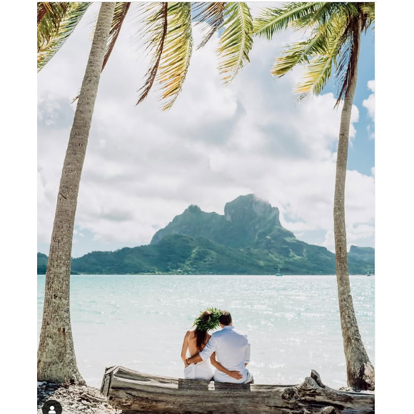 Sur un sublime cliché où les amoureux apparaissent de dos, enlacés et assis sur un tronc d'arbre face à la mer, on découvrait que le couple s'était dit "oui" dans un cadre paradisiaque. 

Mareva Galanter et Arthur, Instagram.