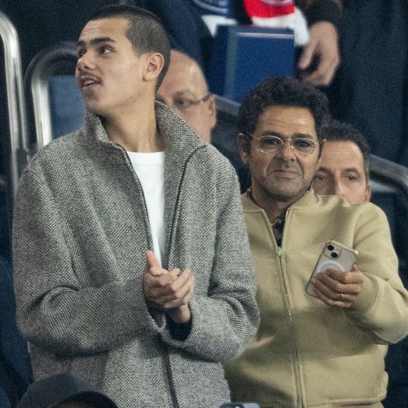 Jamel Debbouze et son fils Léon, Cindy Bruna et son futur mari Serge Ibaka - Célébrités dans les tribunes du match de Ligue des Champions entre le PSG contre le Bayern de Munich (1-2) au Parc des Princes à Paris le 4 novembre 2025. © Cyril Moreau/Bestimage
