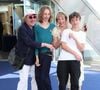Debout dans une attitude presque théâtrale, il enchaîne les poses avec une décontraction naturelle. 

Philippe Katerine, Julie Depardieu et leurs enfants Billy et Alfred  - Photocall de 'Les derniers jours de Charles Baudelaire' lors de la 65eme édition du Festival TV De Monte Carlo le 14 Juin 2026

 © Denis Guignebourg /Bestimage