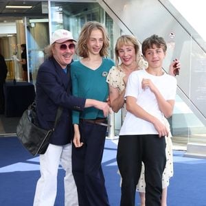 Debout dans une attitude presque théâtrale, il enchaîne les poses avec une décontraction naturelle.
Philippe Katerine, Julie Depardieu et leurs enfants Billy et Alfred - Photocall de 'Les derniers jours de Charles Baudelaire' lors de la 65eme édition du Festival TV De Monte Carlo le 14 Juin 2026
© Denis Guignebourg /Bestimage
