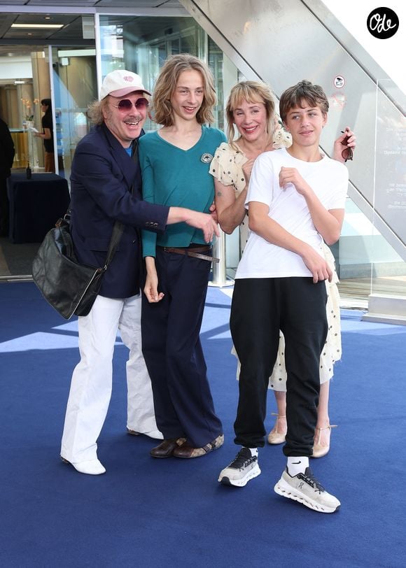 Debout dans une attitude presque théâtrale, il enchaîne les poses avec une décontraction naturelle. 

Philippe Katerine, Julie Depardieu et leurs enfants Billy et Alfred  - Photocall de 'Les derniers jours de Charles Baudelaire' lors de la 65eme édition du Festival TV De Monte Carlo le 14 Juin 2026

 © Denis Guignebourg /Bestimage