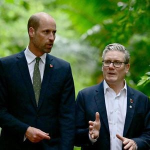 Si une question lui est posée, le prince de Galles préfère l'éviter.

Le prince William, prince de Galles, et le Premier ministre britannique Keir Starmer rencontrent de jeunes leaders brésiliens du programme Next Generation du British Council au musée Emilio Goeldi de Belém, au Brésil, lors du sommet Cop30 le 6 novembre 2025. © PA Photo/ Bestimage