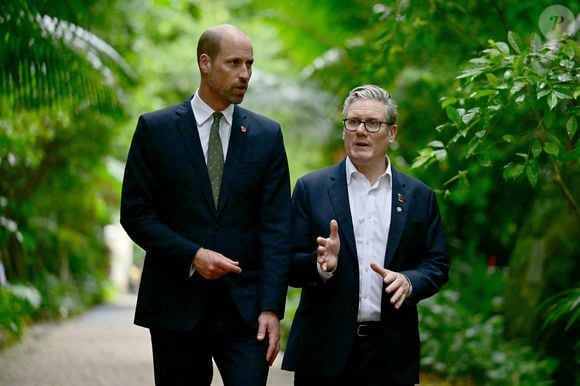 Si une question lui est posée, le prince de Galles préfère l'éviter.

Le prince William, prince de Galles, et le Premier ministre britannique Keir Starmer rencontrent de jeunes leaders brésiliens du programme Next Generation du British Council au musée Emilio Goeldi de Belém, au Brésil, lors du sommet Cop30 le 6 novembre 2025. © PA Photo/ Bestimage