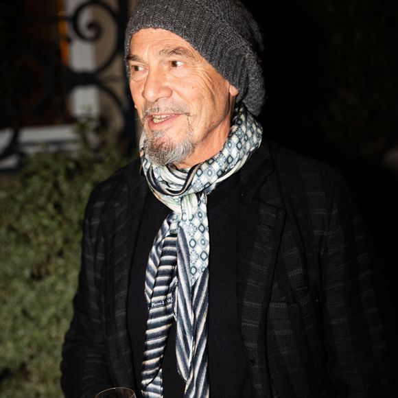 Florent Pagny fait ainsi figure d'original avec ses déclarations puisque la plupart des artistes pouvant remplir des stades ne s'en privent généralement pas.

Florent Pagny au défilé Nathalie Blanc x Livy studio à l'hôtel Le Marois à Paris, le 26 septembre 2025. Crédit Anne-Sophie Guebey / Julien Sarkissian / Bestimage