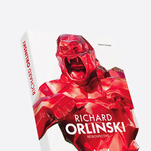 Son dernier livre "Rétrospective" est en évidence sur la table basse du salon.


Richard Orlinski, Rétrospective