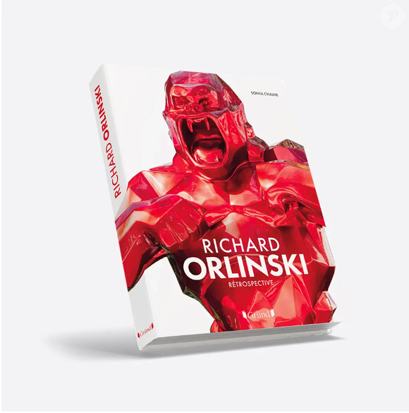 Son dernier livre "Rétrospective" est en évidence sur la table basse du salon.


Richard Orlinski, Rétrospective