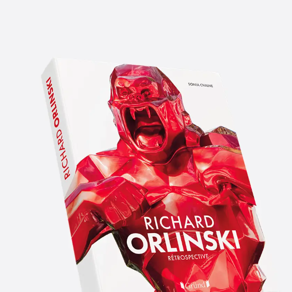 Son dernier livre "Rétrospective" est en évidence sur la table basse du salon.


Richard Orlinski, Rétrospective