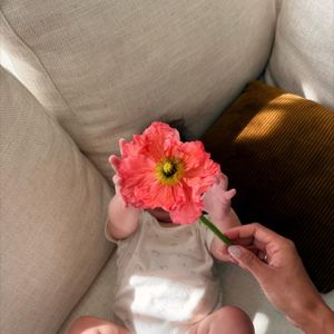 Au quotidien, elle alterne donc entre ses enfants et ses créations florales !

Chloé Mortaud partage des bouts de sa vie à Los Angeles avec son mari et ses enfants sur Instagram. Août 2025