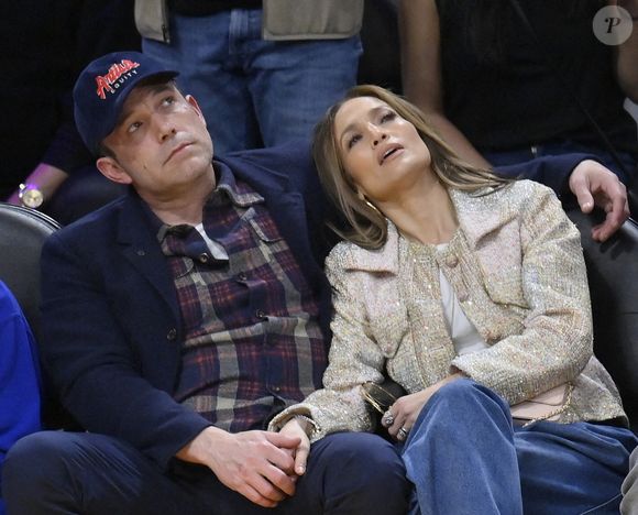 Le couple s'est séparé puis retrouvé de nombreuses années plus tard.

Jennifer Lopez, Ben Affleck et son fils Samuel Garner Affleck sont assis à côté du terrain pendant le match NBA Los Angeles Lakers/Golden State Warriors au Crypto.com Arena à Los Angeles le samedi 16 mars 2024. Photo by Jim Ruymen/UPI /ABACAPRESS.COM