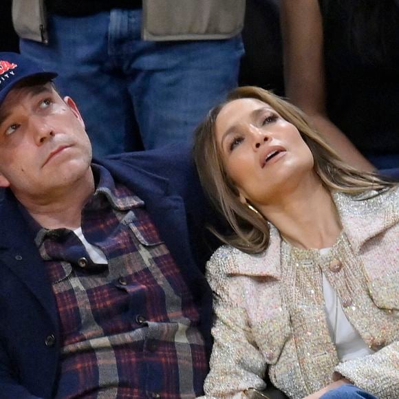 Le couple s'est séparé puis retrouvé de nombreuses années plus tard.

Jennifer Lopez, Ben Affleck et son fils Samuel Garner Affleck sont assis à côté du terrain pendant le match NBA Los Angeles Lakers/Golden State Warriors au Crypto.com Arena à Los Angeles le samedi 16 mars 2024. Photo by Jim Ruymen/UPI /ABACAPRESS.COM
