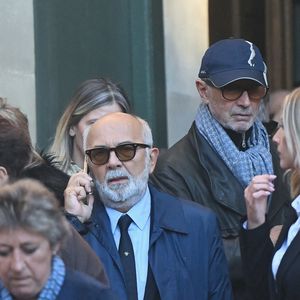 Gérard Jugnot, Thierry Lhermitte, quittant la cérémonie des funérailles de l'acteur français Michel Blanc à l'église Saint Eustache à Paris, France, le 10 octobre 2024. Photo par Franck Castel/ABACAPRESS.COM
