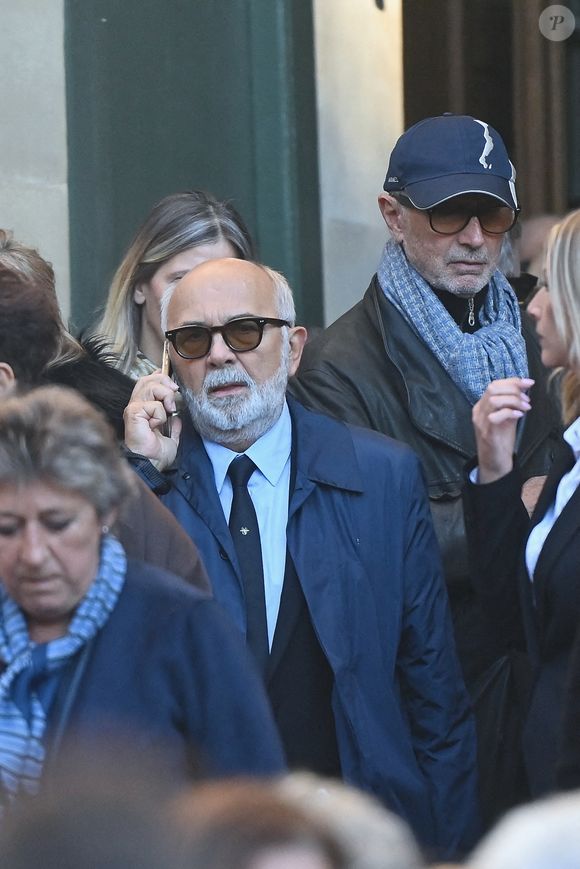 Gérard Jugnot, Thierry Lhermitte, quittant la cérémonie des funérailles de l'acteur français Michel Blanc à l'église Saint Eustache à Paris, France, le 10 octobre 2024. Photo par Franck Castel/ABACAPRESS.COM