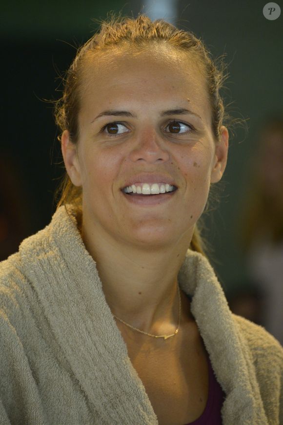 L'ancienne championne olympique de natation, Laure Manaudou suit un parcours d'un nouveau sport aquatique AQUAZUMBA au Centre Aquatique d'Alfortville, France, le 5 octobre 2013. Photo par Henri Szwarc/ABACAPRESS.COM