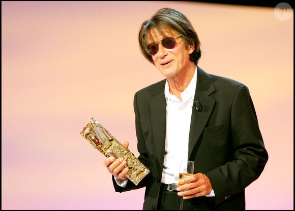 Jacques Dutronc reçoit un césar pour l'ensemble de sa carrière.  30e cérémonie des césars 26/02/2005 ©RINDOFF-BORDE / BESTIMAGE
