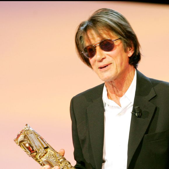 Jacques Dutronc reçoit un césar pour l'ensemble de sa carrière.  30e cérémonie des césars 26/02/2005 ©RINDOFF-BORDE / BESTIMAGE