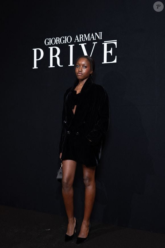 Du haut de ses 18 ans, Oumy Bruni-Garrel a brillé par son élégance et son assurance

Oumy Bruni-Garrel (fille de Louis Garrel et Valeria Bruni-Tedeschi) au photocall du défilé Armani Privé "Collection Haute Couture Printemps/Eté 2026", lors de la Fashion Week de Paris, le 27 janvier 2026. © Julien Sarkissian / Bestimage