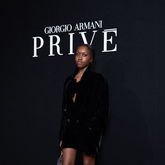 Du haut de ses 18 ans, Oumy Bruni-Garrel a brillé par son élégance et son assurance

Oumy Bruni-Garrel (fille de Louis Garrel et Valeria Bruni-Tedeschi) au photocall du défilé Armani Privé "Collection Haute Couture Printemps/Eté 2026", lors de la Fashion Week de Paris, le 27 janvier 2026. © Julien Sarkissian / Bestimage