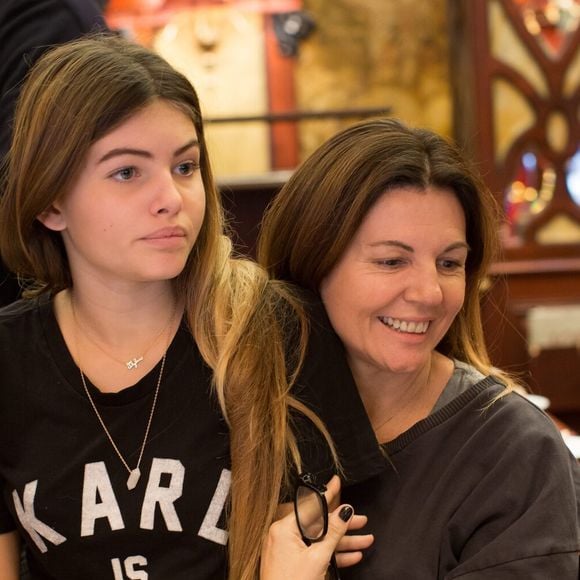 Après les obsèques, Thylane est restée à ses côtés : "J’ai passé les jours qui ont suivi l’enterrement et Noël chez ma fille, à Paris."

Exclusif - Thylane Blondeau et sa mère Véronika Loubry pendant le petit déjeuner avant de rejoindre le cinéma avant de se rendre à l'avant-première du film "Belle et Sébastien : l'aventure continue" au Gaumont Opéra à Paris, le 29 novembre 2015. © Romuald Meigneux / Bestimage