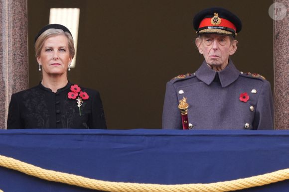 La duchesse d'Édimbourg et le duc de Kent lors de la cérémonie du dimanche du Souvenir au cénotaphe de Londres. Royaume-Uni, le 9 novembre 2025. Photo by Jonathan Brady/PA Wire/ABACAPRESS.COM