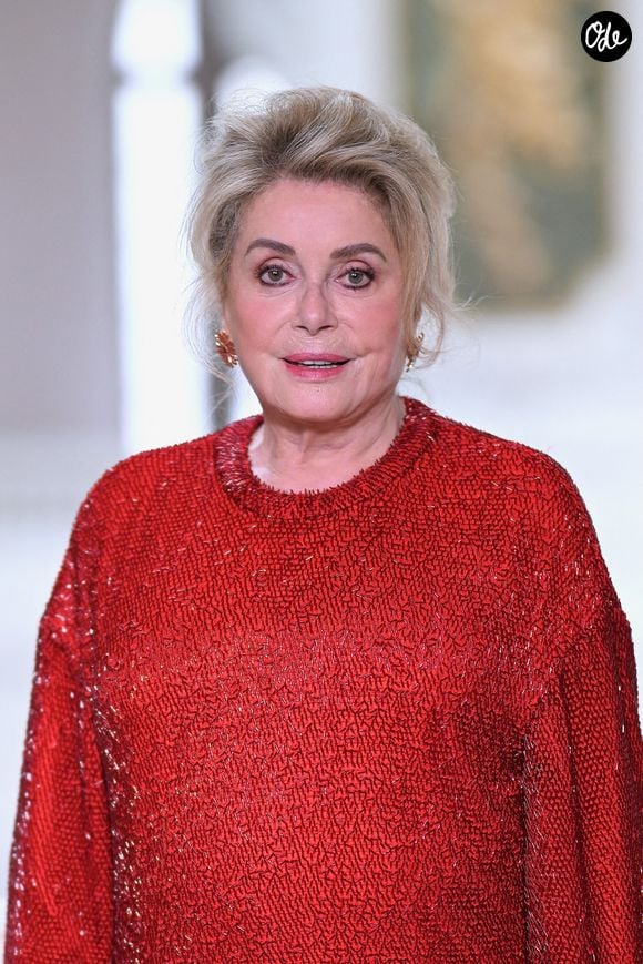 Férue de jardinage, elle a ainsi pu souffler loin au vert, loin de l'agitation parisienne, entourée de chats, d'un âne, de poules et de moutons...

Catherine Deneuve assiste au défilé Chanel Haute Couture automne-hiver 2026/2027 dans le cadre de la Fashion Week de Paris, le 7 juillet 2026 à Paris, en France. Photo de Franck Castel/Abaca
