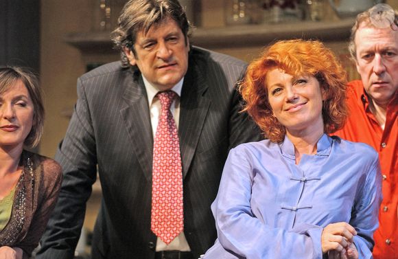 Sophie Mounicot, Jacques Frantz, Véronique Genest et Jean-Michel Dupuis posent sur la scène du Théâtre du Palais Royal à Paris-France le 6 septembre 2004, dans le cadre de la pièce de théâtre 'Quand l'Amour s'emmele' d'Anne-Marie Etienne. Photo de Giancarlo Gorassini/ABACA.