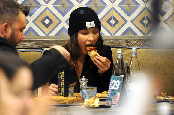 Bella Hadid au restaurant à Milan Bestimage