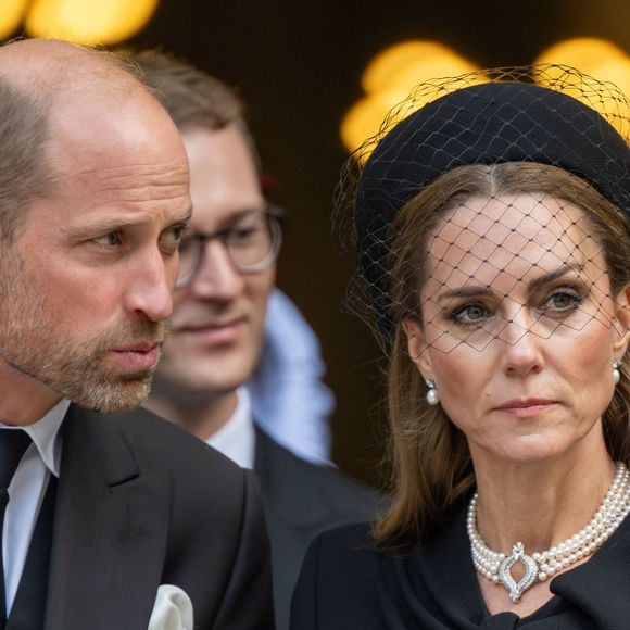 L'assemblée et les membres de la famille royale partent pour la messe de requiem pour la duchesse de Kent à la cathédrale de Westminster, Londres. Photo par INSTARimages / Bestimage