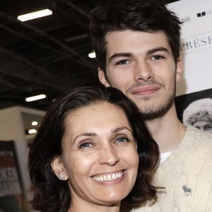 Adeline Blondieau avec son fils Aïtor au Salon du livre de Paris porte de Versailles le 14 mars 2019.
© Cédric Perrin/Bestimage