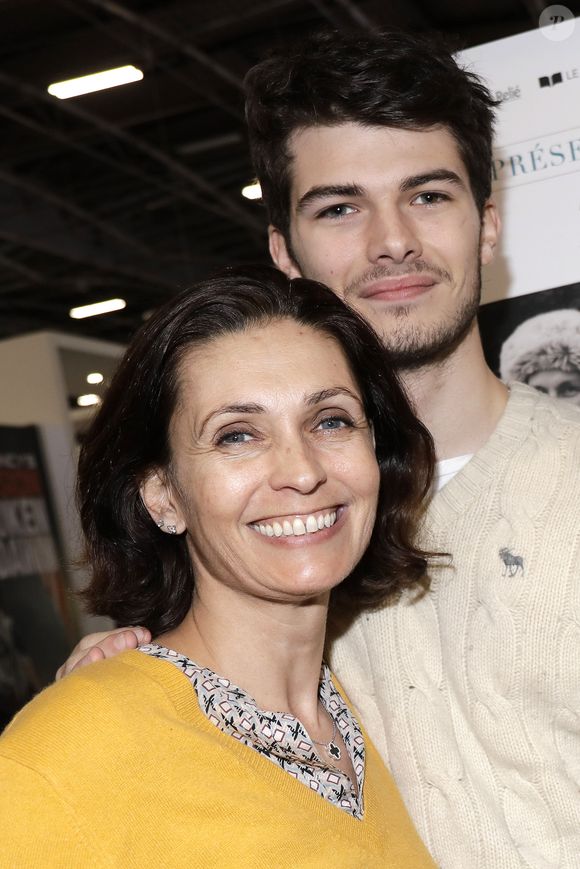 Adeline Blondieau avec son fils Aïtor au Salon du livre de Paris porte de Versailles le 14 mars 2019.

© Cédric Perrin/Bestimage
