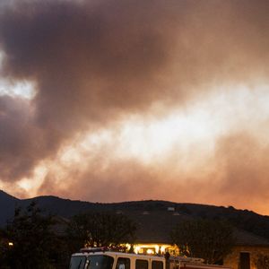 Un incendie de forêt se propage à Yorba Linda, aidé par des vents violents en Californie.