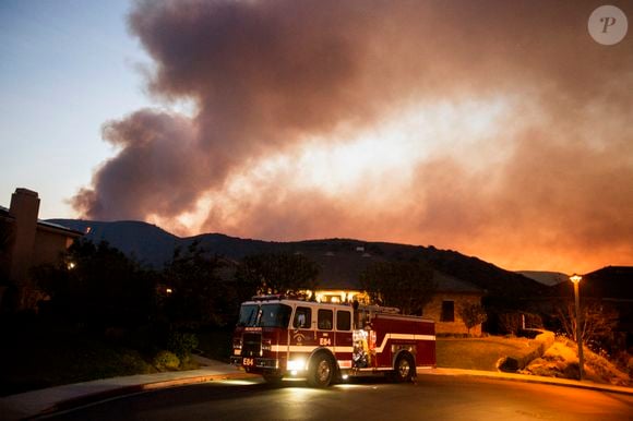 Un incendie de forêt se propage à Yorba Linda, aidé par des vents violents en Californie.